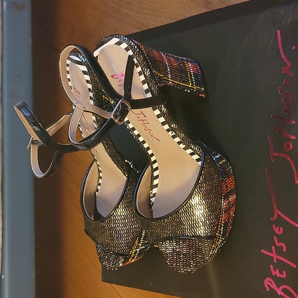 Size 6 Betsey Johnson Alaia heels - Picture 3 of 5